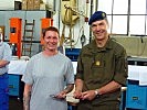 Generalmajor Andreas Pernsteiner mit Technikerin Margarethe Mähnert.