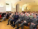 Interessiertes Publikum in der "Sala Terrena" der Landesverteidigungsakademie.