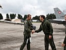 Die französische Delegation begrüßt die erste Jet-Besatzung in Frankreich.