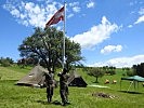 Im Zeltlager wir die Bundesdienstflagge gehisst.