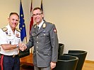 Generalleutnant Csitkovits, Kommandant der Landesverteidigungsakademie, begrüßt den spanischen Delegationsleiter, Brigadegeneral Bisbal Pons.