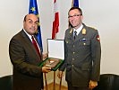 Generalleutnant Csitkovits überreichte ein Gastgeschenk.