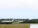 Eine AWACS-Maschine wurde abgefangen und überfliegt die Piste im Tiefflug.