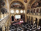 Buchpräsentation vor beeindruckender Kulisse.