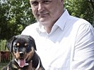 Verteidigungsminister Hans Peter Doskozil mit Bella.