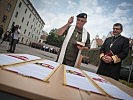 Die Fahnenbänder wurden durch Generalvikar Lezek Ryzka gesegnet.