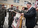 Verteidigungsminister Doskozil verlieh dem neuen Kommando Fahnenbänder.