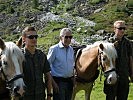 Bundespräsident Alexander Van der Bellen mit Soldaten des Tragtierzentrums.