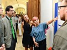 Die Studenten stellten die Poster vor.