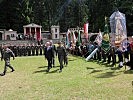 Brigadier Ernst Konzett, Landesrat Erich Schwärzler, Oberstleutnant Bail und Erich Morscher beim Abschreiten der Front.