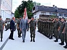 Oberst Wolfgang Weichselberger schreitet gemeinsam mit Landtags-Vizepräsident Anton Mattle, Oberst Gerhard Pfeifer und Bürgermeister Arno Guggenbichler die Front ab.