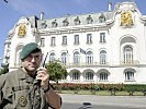 Soldaten des Bundesheeres unterstützen die Landespolizeidirektion Wien beim Schutz von Botschaften und internationalen Institutionen (Bild: Archiv).