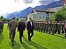 Minister Hans Peter Doskozil, Landesrat Johannes Tratter und der Kommandant der Landstreitkräfte, Generalleutnant Franz Reißner schreiten die Front der angetretenen Soldaten ab.