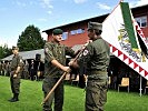 Generalleutnant Franz Reißner übergibt mit der Insignie die Verantwortung für das Kommando Gebirgskampf an Oberst des Generalstabsdienstes Wolfgang Weichselberger.