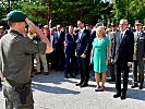 Oberst Michael Kerschat meldet dem Bundespräsidenten.