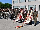 Der Fahnentrupp und die Militärmusik vor dem Festspielhaus.