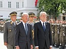 Van der Bellen schreitet mit Landeshauptmann Haslauer die Front ab.