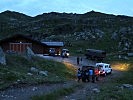 In der Abenddämmerung muss ein neuer Stützpunkt im Hochgebirge bezogen werden.