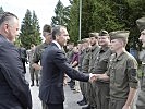 Die Gäste mit den Offizieren des Radarbataillons...