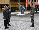 Der stellvertretende Militärkommandant, Oberst Gerhard Pfeifer und Gemeinderat Franz Hitzl nehmen die Meldung zum Beginn des Festaktes vom Kommandanten der ausgerückten Truppe, Major Johannes Draxl, entgegen.