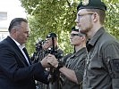 Minister Doskozil übergab Sturmgewehre an KPE-Soldaten.