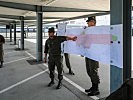 Leutnant Katschnig weist die Teilnehmer am Salzburger Flughafen ein.