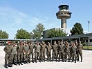 Teilnehmer der Kaderfortbildung vor dem Tower des Salzburger Flughafens.