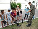 Die Kinder mit Personal des Bundesheeres.