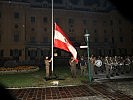 Am Ende des Zapfenstreiches wird die Bundesdienstflagge niedergeholt.