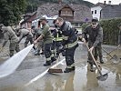 Bundesheer und Feuerwehren stehen gemeinsam im Einsatz.