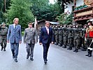 V.l.: Erwin Zangerl, Generalmajor Herbert Bauer und Günther Platter schreiten die Front ab.