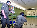 Wachtmeister Martin Rasch bei der Schießausbildung mit scharfer Munition in der Indoorschießanlage.