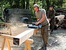 Mit dem Breithobel wird der Saumbaum für den Einbau vorbereitet.