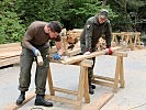 Wachtmeister Martin Wallner, l., im Team mit einem Rekruten bei Stemmarbeiten.