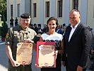 V.l.: Oberst Neuhold mit Isabella Kochmann von der ÖBV Landesdirektion Burgenland/Niederösterreich Süd und Minister Doskozil.