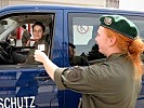 Gehört auch dazu: Rekrut Ann Hopfner bei der Kontrolle von Fahrzeugen und Insassen.