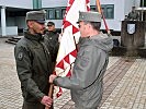 Übergabe der Fahne von Brigadier Ernst Konzett an Major Michael Köck.