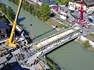 Die neue Brücke wird auf der alten zusammengebaut.