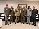 Generalleutnant Franz Reißner (li.) mit vier weiteren Ausgezeichneten und dem Präsidenten der NDU, Generalmajor des US-Marine Corps Frederick Padilla (4.v.l.) , an der "United States National Defense University" in Washington.