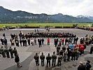 Die Truppe ist zum Festakt angetreten.