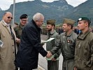 Nationalratsabgeordneter Pendl, Landeshauptmann Schützenhöfer und Brigadier Zöllner verleihen die Medaille.