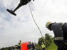 Ein "Black Hawk" unterstützt die Einsatzkräfte.