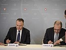 Verteidigungsminister Hans Peter Doskozil und sein Schweizer Amtskollege, Guy Parmelin, unterzeichnen den Staatsvertrag.