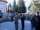 Die italienische Delegation legt vor dem Denkmal der gefallenen italienischen Soldaten einen Kranz nieder.