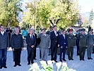 Vor dem russischen Denkmal, v.l.: Franz Xaver Gruber, Hermann Gahr, Marco di Ruzza, Generalmajor Herbert Bauer, Oleksander Scherba, Vesevolad Vasilenko, Oberst Mikhail Egorkin und Oberstleutnant Vladimir Yakush.