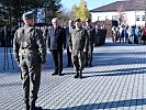 Der Kommandant der ausgerückten Truppe, Oberstleutnant Klaus Profanter, meldet den Beginn der Veranstaltung an den Militärkommandanten von Tirol, Generalmajor Herbert Bauer.