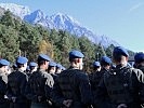 Soldaten der 3. ABC-Abwehrkompanie werden vor der herbstlichen Kulisse der Absamer Hausberge angelobt.