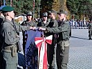 Vier Rekruten leisteten stellvertretend für ihre Kameraden das Gelöbnis an der Insignie.