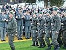 Zum Abschluss der Angelobung marschierten die Rekruten an der Ehrentribüne vorbei.