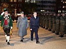 Landeshauptmann Günther Platter, Militärkommandant Generalmajor Herbert Bauer und der Kommandant der Tiroler Schützenkompanien, Schützenmajor Fritz Tiefenthaler schreiten gemeinsam die Front ab.